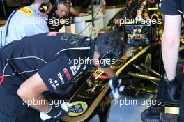 25.06.2011 Valencia, Spain,  Lotus Renault GP mechanic- Formula 1 World Championship, Rd 08, European Grand Prix, Saturday Practice