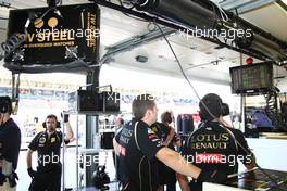 25.06.2011 Valencia, Spain,  Lotus Renault GP mechanic- Formula 1 World Championship, Rd 08, European Grand Prix, Saturday Practice