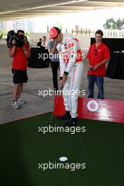 23.06.2011 Valencia, Spain,  Jenson Button (GBR), McLaren Mercedes and Pedro de la Rosa (GBR), test driver, McLaren Mercedes challenge young spanish sports star, at golf - Formula 1 World Championship, Rd 08, European Grand Prix, Thursday