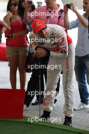 23.06.2011 Valencia, Spain,  Jenson Button (GBR), McLaren Mercedes and Pedro de la Rosa (GBR), test driver, McLaren Mercedes challenge young spanish sports star, at golf - Formula 1 World Championship, Rd 08, European Grand Prix, Thursday