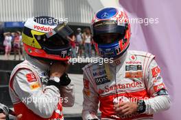 23.06.2011 Valencia, Spain,  Jenson Button (GBR), McLaren Mercedes and Pedro de la Rosa (GBR), test driver, McLaren Mercedes challenge young spanish sports star, karting - Formula 1 World Championship, Rd 08, European Grand Prix, Thursday