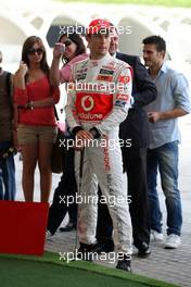 23.06.2011 Valencia, Spain,  Jenson Button (GBR), McLaren Mercedes and Pedro de la Rosa (GBR), test driver, McLaren Mercedes challenge young spanish sports star, at golf - Formula 1 World Championship, Rd 08, European Grand Prix, Thursday