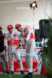 23.06.2011 Valencia, Spain,  Jenson Button (GBR), McLaren Mercedes and Pedro de la Rosa (GBR), test driver, McLaren Mercedes challenge young spanish sports star, at golf - Formula 1 World Championship, Rd 08, European Grand Prix, Thursday