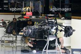 23.06.2011 Valencia, Spain,  Lotus Renault GP mechanic - Formula 1 World Championship, Rd 08, European Grand Prix, Thursday