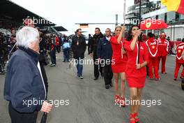 24.07.2011 Nurburgring, Germany,  Bernie Ecclestone (GBR) with the Grid girls - Formula 1 World Championship, Rd 10, German Grand Prix, Sunday Grid Girl