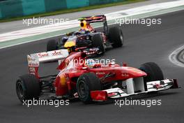 31.07.2011 Budapest, Hungary,  Fernando Alonso (ESP), Scuderia Ferrari leads Mark Webber (AUS), Red Bull Racing - Formula 1 World Championship, Rd 11, Hungarian Grand Prix, Sunday Race