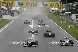 31.07.2011 Budapest, Hungary,  Rubens Barrichello (BRA), Williams F1 Team and Kamui Kobayashi (JAP), Sauber F1 Team  - Formula 1 World Championship, Rd 11, Hungarian Grand Prix, Sunday Race