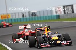31.07.2011 Budapest, Hungary,  Mark Webber (AUS), Red Bull Racing leads Fernando Alonso (ESP), Scuderia Ferrari - Formula 1 World Championship, Rd 11, Hungarian Grand Prix, Sunday Race