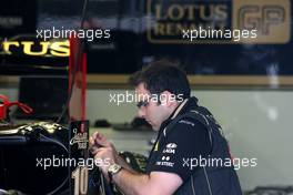 28.07.2011 Budapest, Hungary, Lotus Renault GP mechanic - Formula 1 World Championship, Rd 11, Hungarian Grand Prix, Thursday