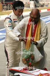28.10.2011 New Delhi, India, Kamui Kobayashi (JAP), Sauber F1 Team, Sauber F1 Team Indian belssing ceremony, car Puja - Formula 1 World Championship, Rd 17, Indian Grand Prix, Friday