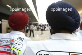 28.10.2011 New Delhi, India, Pitlane atmosphere - Formula 1 World Championship, Rd 17, Indian Grand Prix, Friday Practice