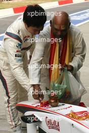 28.10.2011 New Delhi, India, Kamui Kobayashi (JAP), Sauber F1 Team, Sauber F1 Team Indian belssing ceremony, car Puja - Formula 1 World Championship, Rd 17, Indian Grand Prix, Friday