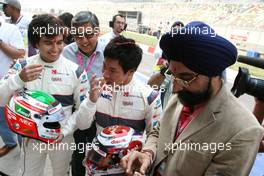 28.10.2011 New Delhi, India, Sergio Perez (MEX), Sauber F1 Team and Kamui Kobayashi (JAP), Sauber F1 Team Sauber F1 Team Indian belssing ceremony, car Puja - Formula 1 World Championship, Rd 17, Indian Grand Prix, Friday