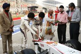 28.10.2011 New Delhi, India, Sergio Perez (MEX), Sauber F1 Team and Kamui Kobayashi (JAP), Sauber F1 Team, Sauber F1 Team Indian belssing ceremony, car Puja - Formula 1 World Championship, Rd 17, Indian Grand Prix, Friday