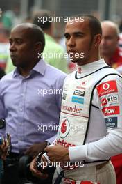 30.10.2011 New Delhi, India,  Lewis Hamilton (GBR), McLaren Mercedes and his father Anthony - Formula 1 World Championship, Rd 17, Indian Grand Prix, Sunday Pre-Race Grid