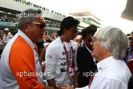 30.10.2011 New Delhi, India, Vijay Mallya (IND) Force India F1 Team Owner and Bernie Ecclestone (GBR)  - Formula 1 World Championship, Rd 17, Indian Grand Prix, Sunday Grid Girl