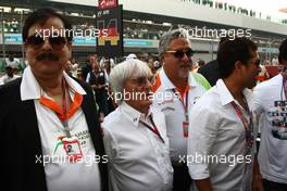 30.10.2011 New Delhi, India, Bernie Ecclestone (GBR) and Vijay Mallya (IND) Force India F1 Team Owner - Formula 1 World Championship, Rd 17, Indian Grand Prix, Sunday Grid Girl