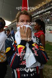 30.10.2011 New Delhi, India, Sebastian Vettel (GER), Red Bull Racing  - Formula 1 World Championship, Rd 17, Indian Grand Prix, Sunday Grid Girl