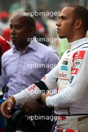 30.10.2011 New Delhi, India,  Lewis Hamilton (GBR), McLaren Mercedes and his father Anthony - Formula 1 World Championship, Rd 17, Indian Grand Prix, Sunday Pre-Race Grid