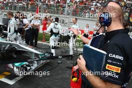 30.10.2011 New Delhi, India, Adrian Newey (GBR), Red Bull Racing, Technical Operations Director looks at the front wing of the Mercedes  - Formula 1 World Championship, Rd 17, Indian Grand Prix, Sunday Grid Girl