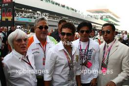 30.10.2011 New Delhi, India, Bernie Ecclestone (GBR) and Vijay Mallya (IND) Force India F1 Team Owner - Formula 1 World Championship, Rd 17, Indian Grand Prix, Sunday Grid Girl