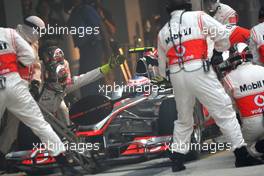 30.10.2011 New Delhi, India, Jenson Button (GBR), McLaren Mercedes pit stop  - Formula 1 World Championship, Rd 17, Indian Grand Prix, Sunday Race