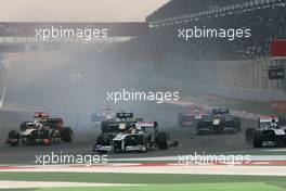 30.10.2011 New Delhi, India,  Start of the race, Rubens Barrichello (BRA), Williams F1 Team and Pastor Maldonado (VEN), Williams F1 Team  - Formula 1 World Championship, Rd 17, Indian Grand Prix, Sunday Race