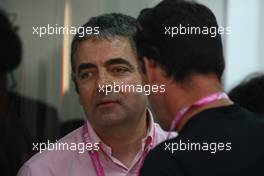 29.10.2011 New Delhi, India,  Rowan Atkinson (GBR), British actor (Mr Bean) - Formula 1 World Championship, Rd 17, Indian Grand Prix, Saturday Practice