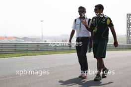 27.10.2011 New Delhi, India, Karun Chandhok (IND), test driver, Lotus F1 Team walks the track - Formula 1 World Championship, Rd 17, Indian Grand Prix, Thursday
