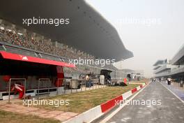 26.10.2011 New Delhi, India, Pitlane atmosphere - Formula 1 World Championship, Rd 17, Indian Grand Prix, Wednesday