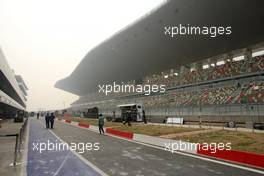 26.10.2011 New Delhi, India, Track atmosphere, pitlane - Formula 1 World Championship, Rd 17, Indian Grand Prix, Wednesday