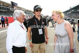 11.09.2011 Monza, Italy, Bernie Ecclestone (GBR) with Nicky Hayden (USA), MotoGP rider and Vitaly Petrov's manager  - Formula 1 World Championship, Rd 13, Italian Grand Prix, Sunday Pre-Race Grid