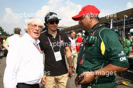 11.09.2011 Monza, Italy, Bernie Ecclestone (GBR) with Nicky Hayden (USA), MotoGP rider and Tony Fernandes - Formula 1 World Championship, Rd 13, Italian Grand Prix, Sunday Pre-Race Grid