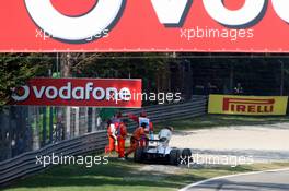 11.09.2011 Monza, Italy,  Sergio Pérez (MEX), Sauber F1 Team stopping on track - Formula 1 World Championship, Rd 13, Italian Grand Prix, Sunday Race
