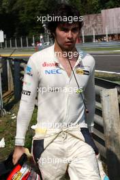 11.09.2011 Monza, Italy,  Sergio Pérez (MEX), Sauber F1 Team walks back after stopping on track - Formula 1 World Championship, Rd 13, Italian Grand Prix, Sunday Race