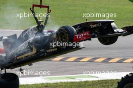 11.09.2011 Monza, Italy,  A crash caused by Vitantonio Liuzzi (ITA), HRT Formula One Team, the damaged car of Vitaly Petrov (RUS), Lotus Renault GP  - Formula 1 World Championship, Rd 13, Italian Grand Prix, Sunday Race
