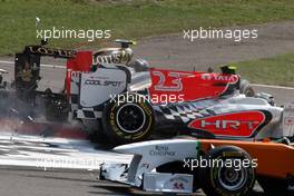 11.09.2011 Monza, Italy,  A crash caused by Vitantonio Liuzzi (ITA), HRT Formula One Team - Formula 1 World Championship, Rd 13, Italian Grand Prix, Sunday Race