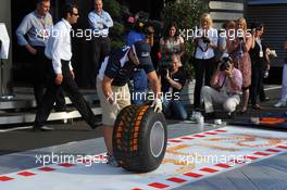 08.09.2011 Monza, Italy,  Rubens Barrichello (BRA), AT&T Williams makes a painting with a tyre - Formula 1 World Championship, Rd 13, Italian Grand Prix, Thursday