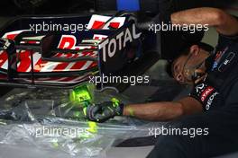 07.10.2011 Suzuka, Japan,  A Red Bull mechanic applys aero paint to the front wing - Formula 1 World Championship, Rd 15, Japanese Grand Prix, Friday Practice