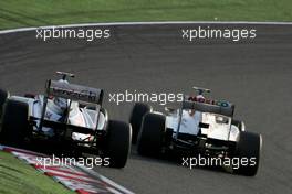 09.10.2011 Suzuka, Japan,  Rubens Barrichello (BRA), Williams F1 Team and Kamui Kobayashi (JAP), Sauber F1 Team  - Formula 1 World Championship, Rd 15, Japanese Grand Prix, Sunday Race