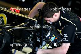 06.10.2011 Suzuka, Japan,  Lotus Renault GP mechanic - Formula 1 World Championship, Rd 15, Japanese Grand Prix, Thursday