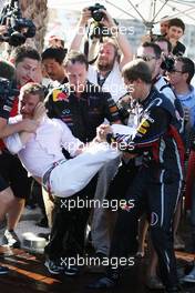 29.05.2011 Monaco, Monte Carlo, Sebastian Vettel (GER), Red Bull Racing puklls David Coulthard (GBR), Red Bull Racing, Consultant in the pool - Formula 1 World Championship, Rd 6, Monaco Grand Prix, Sunday Podium