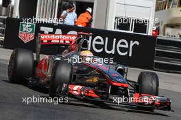 29.05.2011 Monaco, Monte Carlo, Lewis Hamilton (GBR), McLaren Mercedes, MP4-26 with a broken rear wing - Formula 1 World Championship, Rd 6, Monaco Grand Prix, Sunday Race