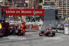 29.05.2011 Monte Carlo, Monaco,  Crash between Jaime Alguersuari (ESP), Scuderia Toro Rosso and Vitaly Petrov (RUS), Lotus Renault GP, as Lewis Hamilton (GBR), McLaren Mercedes passes - Formula 1 World Championship, Rd 06, Monaco Grand Prix, Sunday Race