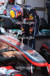 28.05.2011 Monaco, Monte Carlo, Mark Webber (AUS), Red Bull Racing having a look at the car of Jenson Button (GBR), McLaren Mercedes, MP4-26 - Formula 1 World Championship, Rd 6, Monaco Grand Prix, Saturday Qualifying