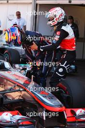 28.05.2011 Monaco, Monte Carlo, Mark Webber (AUS), Red Bull Racing having a look at the car of the McLaren Mercedes, MP4-26 and gets pushed back by Jenson Button (GBR), Formula 1 World Championship, Rd 6, Monaco Grand Prix, Saturday Qualifying