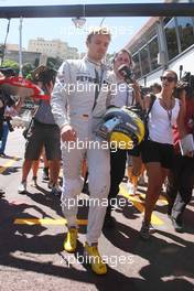 28.05.2011 Monaco, Monte Carlo, Nico Rosberg (GER), Mercedes GP Petronas F1 Team returning to the Pit after crashing - Formula 1 World Championship, Rd 6, Monaco Grand Prix, Saturday Practice