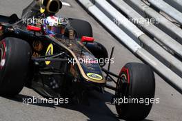 26.05.2011 Monte Carlo, Monaco,  Vitaly Petrov (RUS), Lotus Renault GP with damage to the car - Formula 1 World Championship, Rd 06, Monaco Grand Prix, Thursday Practice