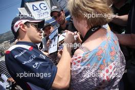 25.05.2011 Monaco, Monte Carlo, Pastor Maldonado (VEN), AT&T Williams signing autographs for the fans - Formula 1 World Championship, Rd 6, Monaco Grand Prix, Wednesday