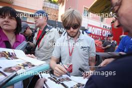 25.05.2011 Monaco, Monte Carlo, Nick Heidfeld (GER), Lotus Renault GP signing autographs for the fans - Formula 1 World Championship, Rd 6, Monaco Grand Prix, Wednesday